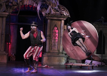 Knife thrower show by Igor Krychun